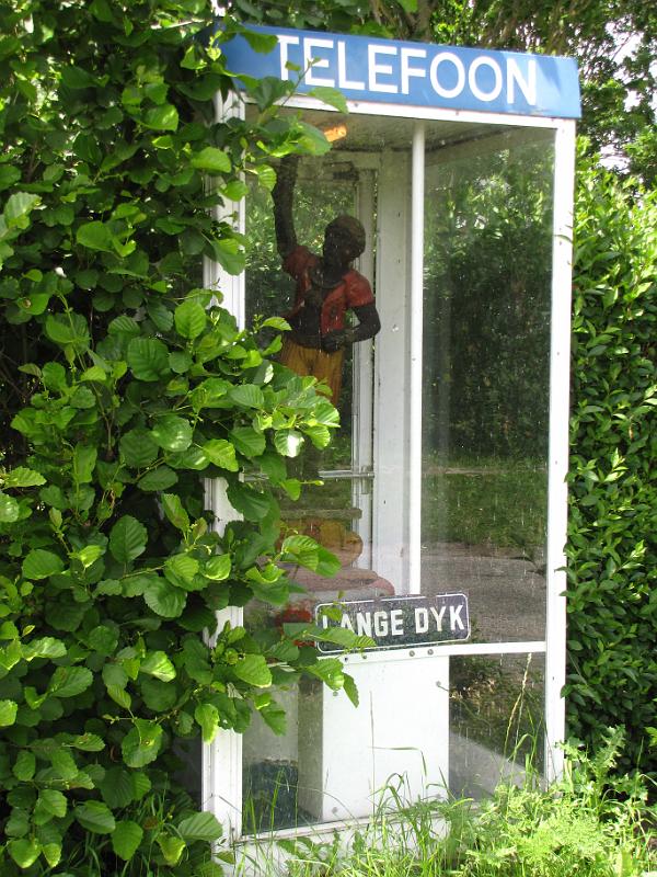 oude telefooncel_bij_lange dyk.jpg - De Lange dyk kruist de Griene dyk. Hier heeft een woningbezitter een oude telefooncel omgebouwd tot vitrine voor een beeld.